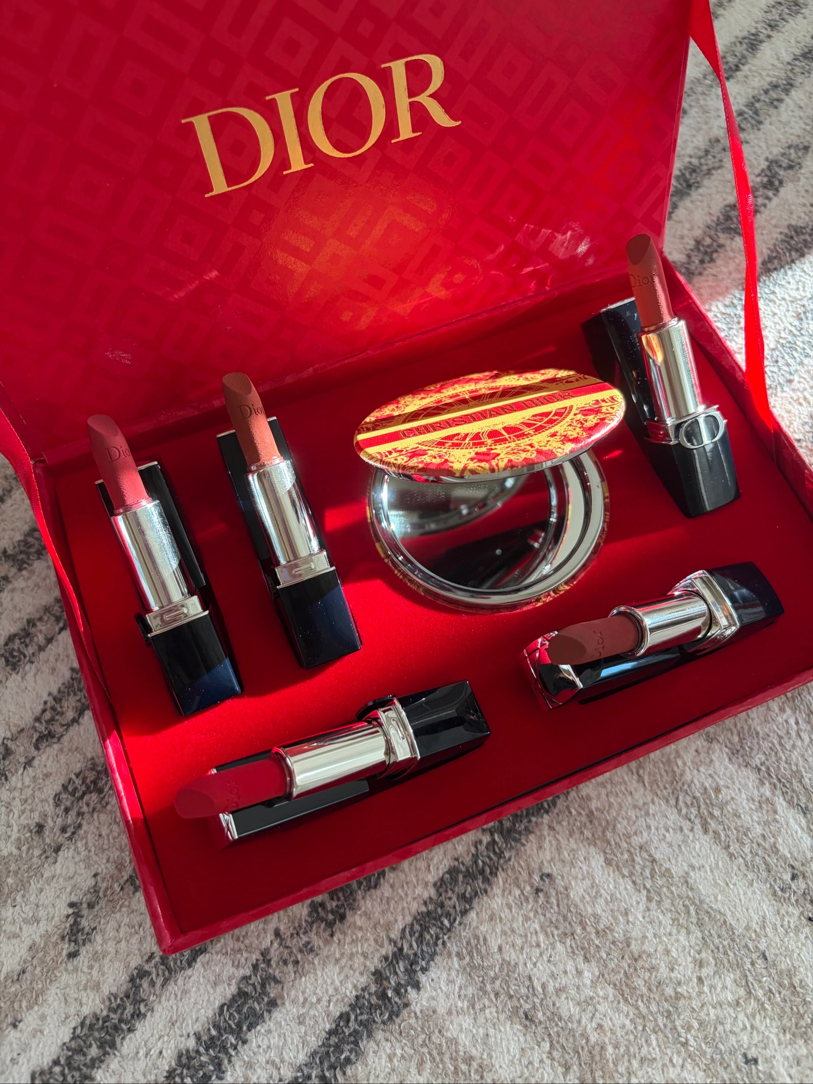 Coffret rouge à lèvre neuf jamais utilisé 
